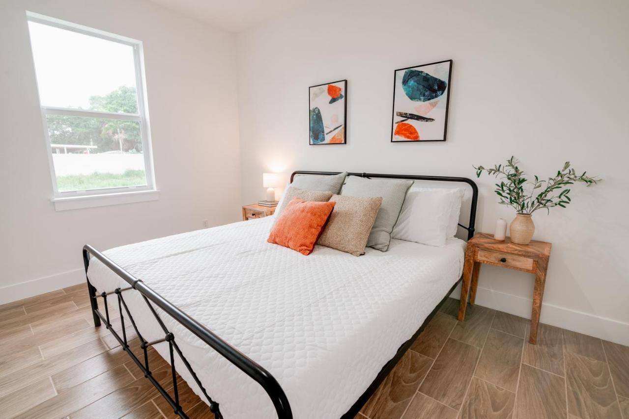 Private Cottage - King Beds, Brand New, Near Beach, Golfing, Shopping & Restaurants Lake Worth Beach Eksteriør billede